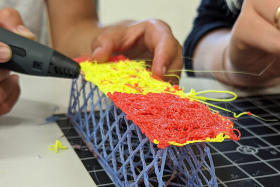 Kinder bauen mit 3D eine Bruecke
